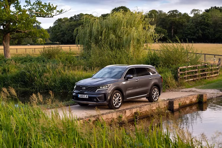 Kia Motor Việt Nam đang phân phối Sorento với 3 phiên bản, giá bán dao động 769-899 triệu đồng. Theo nhiều nguồn tin, Sorento 2021 sẽ được mang về Việt Nam vào cuối năm nay.