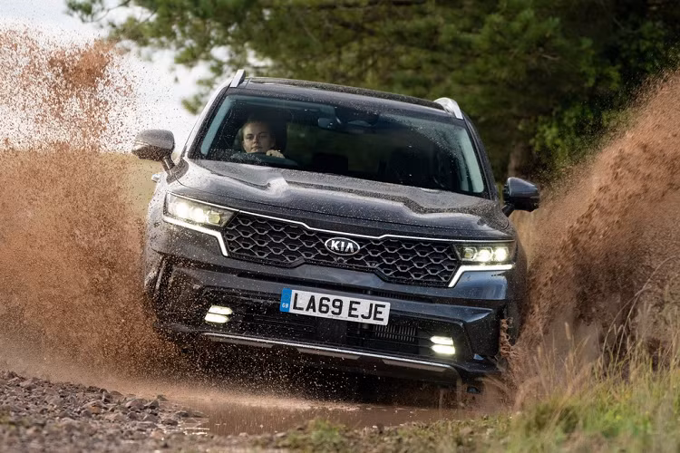 Giá xe Kia Sorento 2021 tại Anh khởi điểm từ 50.810 USD (gần 1,2 tỷ đồng) cho phiên bản Sorento 2, Sorento 3 có giá từ 53.950 USD (1,24 tỷ đồng) và phiên bản cao cấp nhất Sorento 4 có giá từ 61.405 USD (1,4 tỷ đồng). Kia cũng phân phối mẫu SUV này tại Đức với giá bán khởi điểm 48.658 USD (1,1 tỷ đồng).