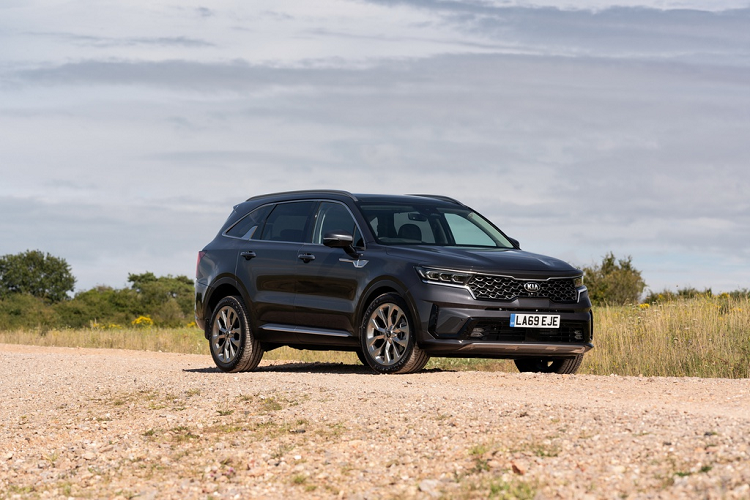 Hãng xe Hàn Quốc đã chính thức ra mắt Kia Sorento 2021 mới tại thị trường châu Âu và Anh quốc với 3 phiên bản được đánh số thứ tự lần lượt là 2,3 và 4. So với thế hệ trước, Sorento 2021 được lột xác gần như toàn diện về ngoại thất, mang đậm kiểu dáng của một chiếc SUV.