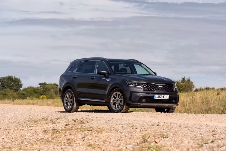 Hãng xe Hàn Quốc đã chính thức ra mắt Kia Sorento 2021 mới tại thị trường châu Âu và Anh quốc với 3 phiên bản được đánh số thứ tự lần lượt là 2,3 và 4. So với thế hệ trước, Sorento 2021 được lột xác gần như toàn diện về ngoại thất, mang đậm kiểu dáng của một chiếc SUV.