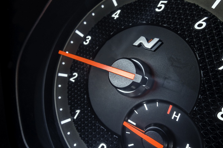 Veloster N DCT còn có thêm chế độ sang số N Power Shift (NPS), chế độ này sẽ được kích hoạt khi người lái đạp ga hơn 90%. Ngoài ra, Hyundai cũng trang bị công nghệ N Track Sense Shift (NTS) giúp xác định điều kiện mặt đường để đưa ra thời gian sang số phù hợp.