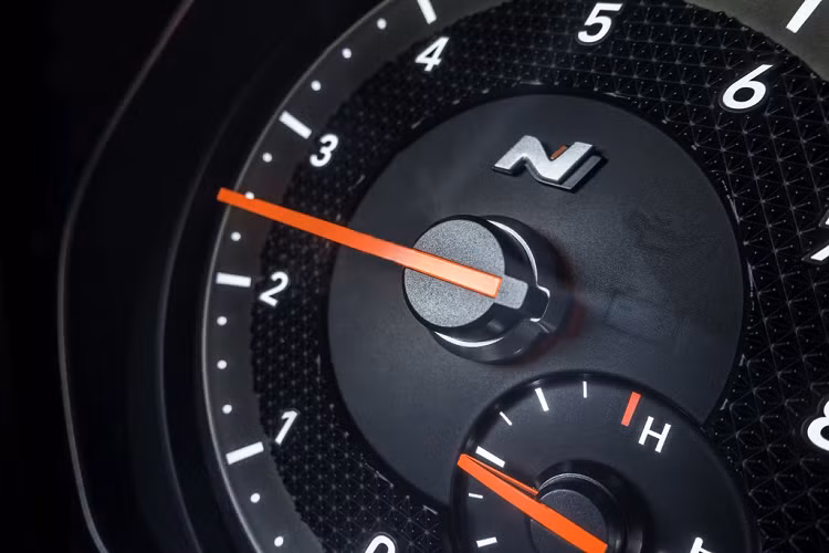 Veloster N DCT còn có thêm chế độ sang số N Power Shift (NPS), chế độ này sẽ được kích hoạt khi người lái đạp ga hơn 90%. Ngoài ra, Hyundai cũng trang bị công nghệ N Track Sense Shift (NTS) giúp xác định điều kiện mặt đường để đưa ra thời gian sang số phù hợp.