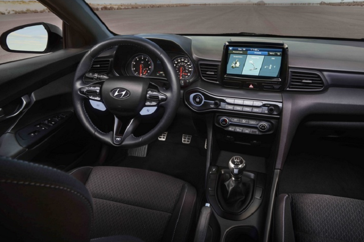 Bên cạnh hộp số DCT, Veloster N phiên bản mới còn được nâng cấp hệ thống thông tin giải trí với màn hình 8 inch và hệ thống âm thanh đến từ JBL.