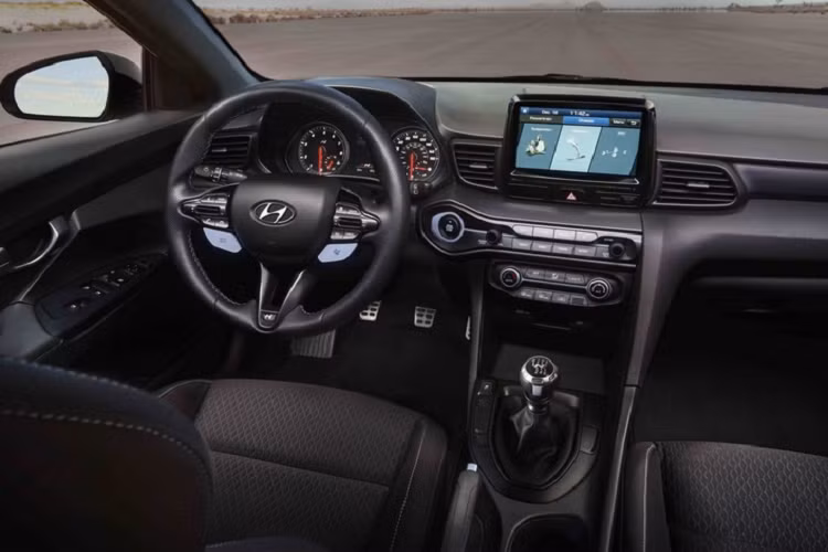 Bên cạnh hộp số DCT, Veloster N phiên bản mới còn được nâng cấp hệ thống thông tin giải trí với màn hình 8 inch và hệ thống âm thanh đến từ JBL.