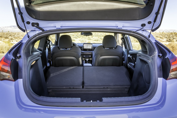 Hyundai Veloster N 2020 sẽ được bán tại Hàn Quốc vào cuối tháng 4 trước khi được phân phối tại các thị trường khác. Giá xe vẫn chưa được tiết lộ.