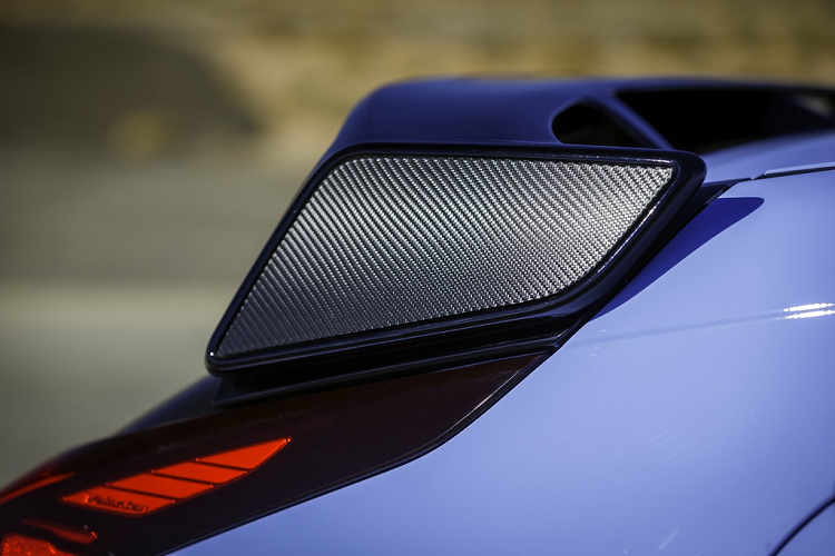 Khối động cơ 2.0L của Veloster N giúp chiếc xe tăng tốc 0-100 km/h trong 5,6 giây khi kết hợp cùng hộp số mới. Không có thông tin cụ thể về mức công suất mới của Veloster N sử dụng hộp số DCT.