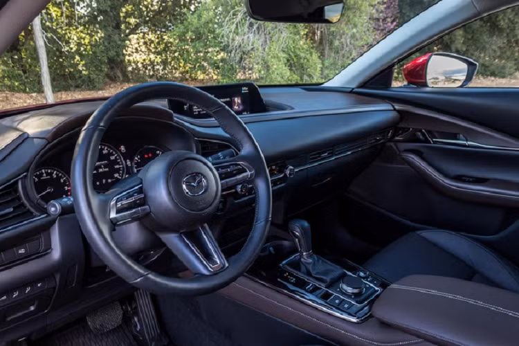 Crossover mới còn được trang bị gói công nghệ an toàn i-Activsense của Mazda, gồm kiểm soát hành trình thích ứng, hỗ trợ phanh thông minh, cảnh báo tập trung, hỗ trợ giữ làn, và kiểm soát đèn pha.