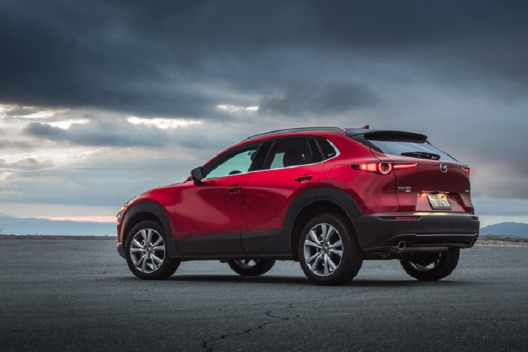 Giá xe Mazda CX-30 2.5 S khởi điểm từ 21.900 USD hoặc 23.300 USD (AWD). Các bản Select, Preferred, và Premium có giá lần lượt 23.900 USD, 26.300 USD, và 28.550 USD tại thị trường Mỹ. Chọn dẫn động AWD sẽ thêm 1.400 USD vào giá bán.