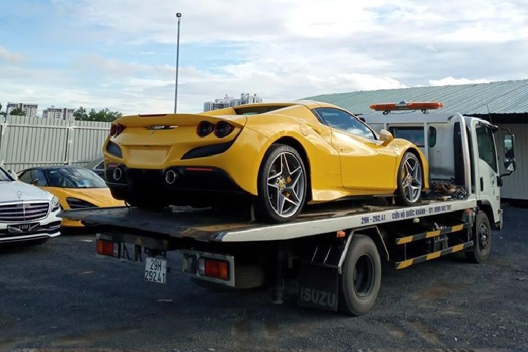 Tốc độ mua siêu xe Ferrari F8 Spider của nhà giàu Việt có thể đứng đầu Đông Nam Á hiện nay, lý do là trong khi một số nước ở Đông Nam Á vẫn còn đang giới thiệu dòng siêu xe mui trần Ferrari F8 Spider thì bất ngờ đã có một chiếc được mang về Việt Nam.