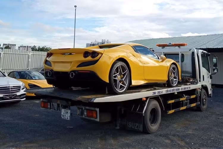 Tốc độ mua siêu xe Ferrari F8 Spider của nhà giàu Việt có thể đứng đầu Đông Nam Á hiện nay, lý do là trong khi một số nước ở Đông Nam Á vẫn còn đang giới thiệu dòng siêu xe mui trần Ferrari F8 Spider thì bất ngờ đã có một chiếc được mang về Việt Nam.