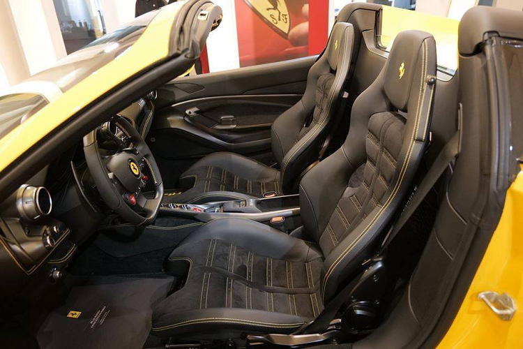 Hốc gió S-Duct trên dòng siêu xe Ferrari F8 lấy cảm hứng từ xe Công thức 1 giống như Ferrari 488 Pista sở hữu. Tuy nhiên, hốc gió S-Duct trên Ferrari F8 Spider đã được hãng siêu xe Ý thiết kế lại giúp tăng lực ép xuống mặt đường thêm 15% so với "đàn anh" 488 Spider. Đối thủ chính của siêu xe mui trần Ferrari F8 Spider sẽ là McLaren 720S Spider hay Lamborghini Huracan EVO Spyder.