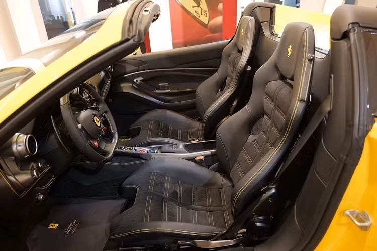 Hốc gió S-Duct trên dòng siêu xe Ferrari F8 lấy cảm hứng từ xe Công thức 1 giống như Ferrari 488 Pista sở hữu. Tuy nhiên, hốc gió S-Duct trên Ferrari F8 Spider đã được hãng siêu xe Ý thiết kế lại giúp tăng lực ép xuống mặt đường thêm 15% so với "đàn anh" 488 Spider. Đối thủ chính của siêu xe mui trần Ferrari F8 Spider sẽ là McLaren 720S Spider hay Lamborghini Huracan EVO Spyder.