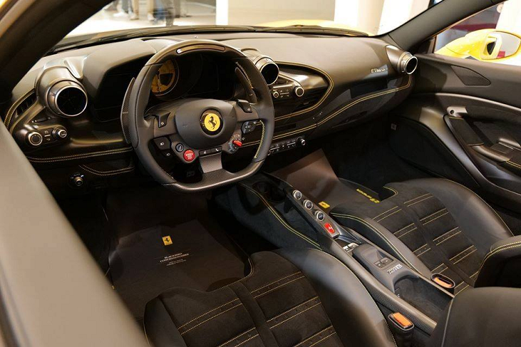 Ferrari F8 Spider thực chất là biến thể của siêu xe mui trần Ferrari F8 Tributo đang có mặt trong garage của Cường Đô la. Như những chiếc siêu xe mui trần khác của Ferrari, mui xếp cứng của F8 Spider có thể đóng hoặc mở mui trong khoảng thời gian 14 giây hoặc vẫn có thể thực hiện ngay khi xe ở tốc độ dưới 50 km/h.