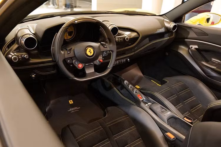 Ferrari F8 Spider thực chất là biến thể của siêu xe mui trần Ferrari F8 Tributo đang có mặt trong garage của Cường Đô la. Như những chiếc siêu xe mui trần khác của Ferrari, mui xếp cứng của F8 Spider có thể đóng hoặc mở mui trong khoảng thời gian 14 giây hoặc vẫn có thể thực hiện ngay khi xe ở tốc độ dưới 50 km/h.