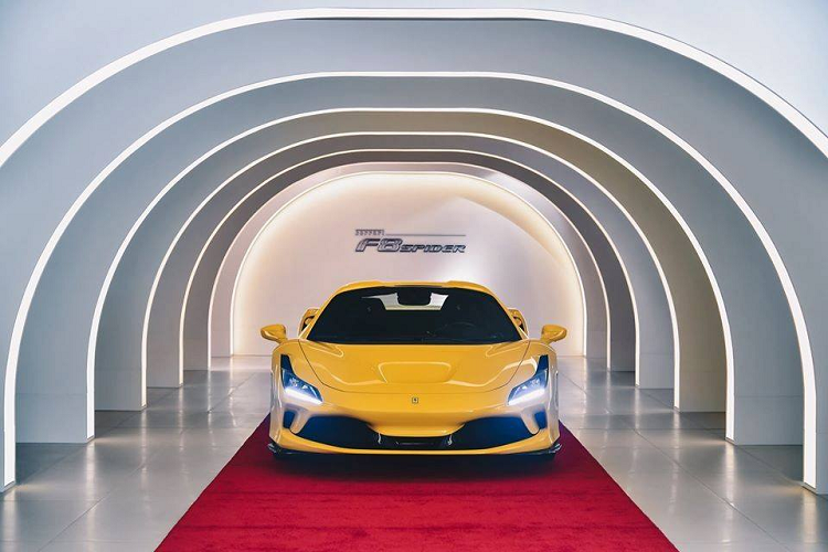 Sức mạnh này được truyền đến bánh sau của xe thông qua hộp số tự động ly hợp kép 7 cấp, nhờ đó, siêu xe mui trần Ferrari F8 Spider có thể tăng tốc lên 100 km/h từ vị trí đứng yên trong thời gian chỉ 2,9 giây, 0 đến 200 km/h trong 8,4 giây trước khi đạt vận tốc tối đa 325 km/h khi mở mui và 340 km/h khi mui được đóng kín.