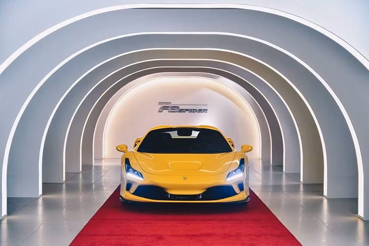 Sức mạnh này được truyền đến bánh sau của xe thông qua hộp số tự động ly hợp kép 7 cấp, nhờ đó, siêu xe mui trần Ferrari F8 Spider có thể tăng tốc lên 100 km/h từ vị trí đứng yên trong thời gian chỉ 2,9 giây, 0 đến 200 km/h trong 8,4 giây trước khi đạt vận tốc tối đa 325 km/h khi mở mui và 340 km/h khi mui được đóng kín.