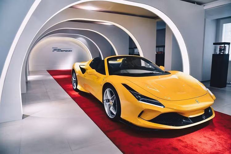 Hiện chỉ có duy nhất Lamborghini Huracan EVO Spyder là chưa về Việt Nam, còn McLaren 720S Spider đã có số lượng lên đến 6 chiếc và ước tính con số này sẽ tăng lên hơn 8 chiếc đến cuối năm nay. Siêu xe mui trần Ferrari F8 Spider đầu tiên được mang về Việt Nam được trang bị động cơ V8, dung tích 3.9 lít, tăng áp kép, tạo ra công suất tối đa 711 mã lực và mô-men cực đại 770 Nm. Các thông số này tương đương với Ferrari 488 Pista Spider.