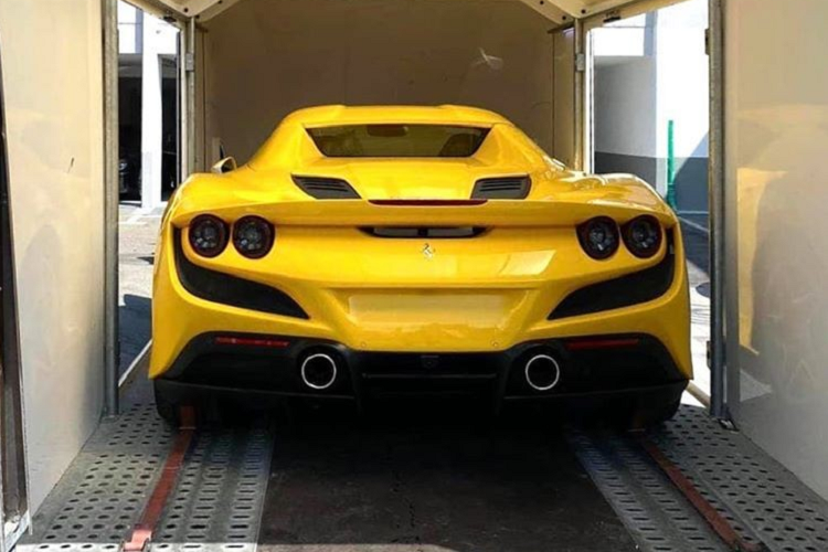 Trước đó, doanh nhân Nguyễn Quốc Cường hay còn gọi là Cường Đô la cũng đã sở hữu chiếc siêu xe Ferrari F8 Trubuto đầu tiên và duy nhất về Việt Nam hiện nay. Như vậy, bộ sưu tập xe Ferrari F8 của các đại gia Việt đã đầy đủ phiên bản Coupe và mui trần.