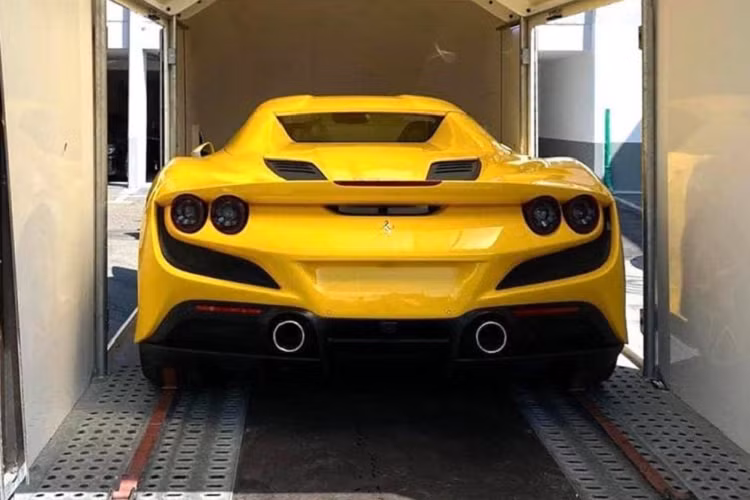 Trước đó, doanh nhân Nguyễn Quốc Cường hay còn gọi là Cường Đô la cũng đã sở hữu chiếc siêu xe Ferrari F8 Trubuto đầu tiên và duy nhất về Việt Nam hiện nay. Như vậy, bộ sưu tập xe Ferrari F8 của các đại gia Việt đã đầy đủ phiên bản Coupe và mui trần.