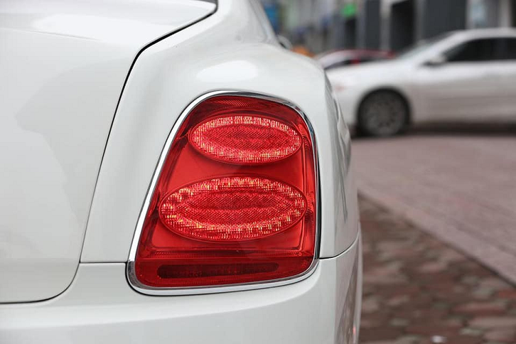 Theo nhiều dân chơi xe, chiếc xe siêu sang Bentley Continental Flying Spur cũ này sau khi đã được nâng cấp lên body kit của bản 2016 khiến nó bắt mắt và hiện đại hơn so với nguyên bản. Đặc biệt là mức giá chỉ khoảng tầm 3 tỷ đồng cũng khá phù hợp với các doanh nhân trẻ thành đạt hiện nay.