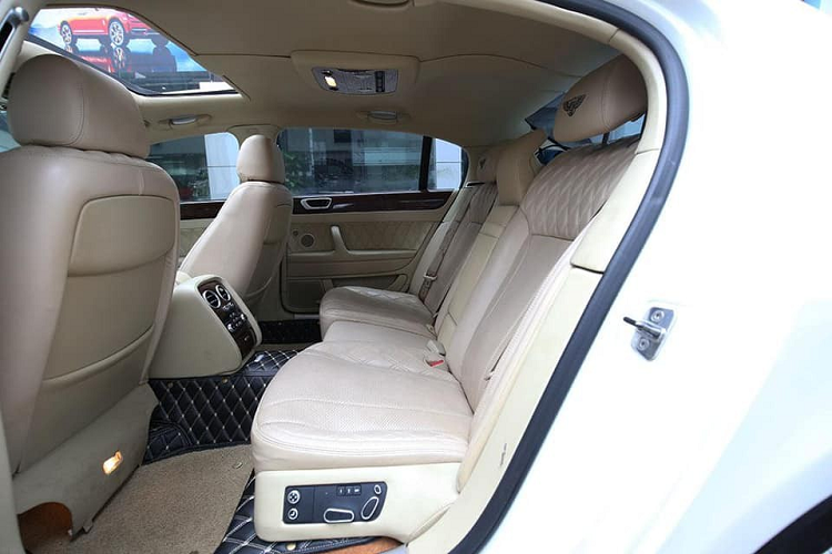Chiếc xe siêu sang Bentley Continental Flying Spur trong bài viết này hiện đang được chủ nhân chào bán khoảng hơn 3 tỷ đồng, người bán còn khẳng định con số phía sau mức "hơn" dành cho người mua có như không. 
