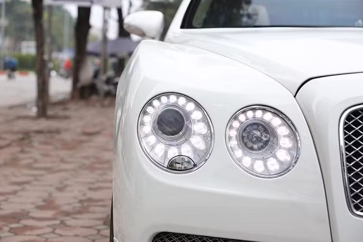 Bentley Continental Flying Spur sử dụng khối động cơ W12 dung tích 6.0 lít, sản sinh công suất cực đại 552 mã lực. Hiện chưa rõ rằng “trái tim” của chiếc xe siêu sang trong bài đã được Mansory can thiệp hay chưa nhưng nếu như các kĩ sư của Mansory nâng cấp với gói hiệu chỉnh kĩ thuật điện tử thì công suất của xe sẽ được nâng lên mức 612 mã lực và mô men xoắn cực đại chạm mức 750 Nm.