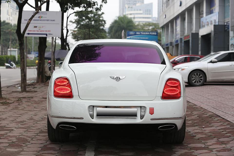 Theo thông tin từ phía người bán, chiếc xe siêu sang Bentley Continental Flying Spur đời cũ này đã được nâng cấp lên body kit của phiên bản 2016. Xe được trang bị đèn pha LED và cản va trước của bản mới.