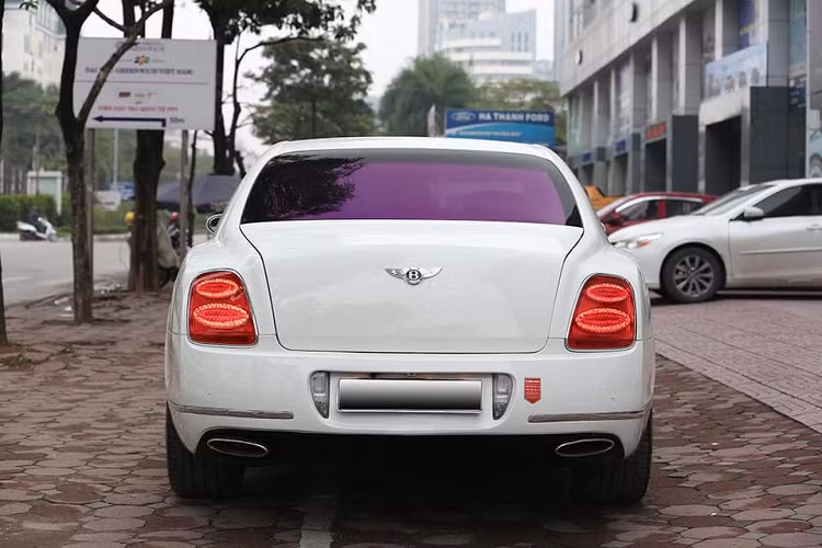 Theo thông tin từ phía người bán, chiếc xe siêu sang Bentley Continental Flying Spur đời cũ này đã được nâng cấp lên body kit của phiên bản 2016. Xe được trang bị đèn pha LED và cản va trước của bản mới.