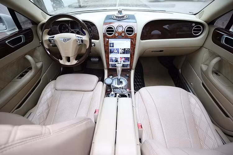  Đây chính là một trong những chiếc Bentley Continental Flying Spur đời đầu tại Việt Nam. Nếu cách đây 10 năm giá xe Bentley Continental Flying Spur khoảng trên 10 tỷ đồng, thì hiện tại trên thị trường xe siêu sang cũ nó đã "hạ nhiệt" khá nhiều mà cũng không hề lạc hậu hay lỗi mốt. 