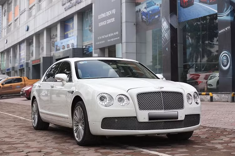 Hiện số lượng của những mẫu xe siêu sang Bentley Continental Flying Spur hiện khá nhiều tại Việt Nam. Đáng chú ý là những phiên bản đời đầu và cũ cũng không hề nhỏ, chính vì vậy một số chủ nhân đã quyết định tân trang lại ngoại thất thông qua những gói độ bodykit nhằm đem lại sự mới mẻ cho "căn nhà di động" của mình.