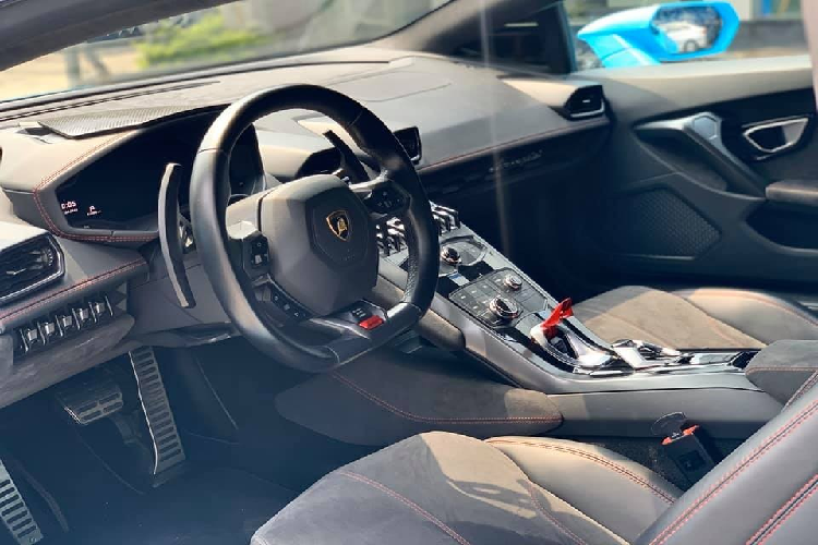 Màu sắc xanh Baby Blue mang đến ngoại hình tươi mới hơn cho siêu xe Lamborghini Huracan LP580-2 có màu sơn nguyên bản là đỏ này. Không những thế, để tạo điểm nhấn cho bộ áo mới này, ở phần nắp khoang hành lý của siêu xe Lamborghini Huracan LP580-2 mới đổi màu sơn sang Baby Blue còn có 3 sọc màu xanh lá cây, trắng và đỏ tượng trưng cho Quốc kỳ Ý.