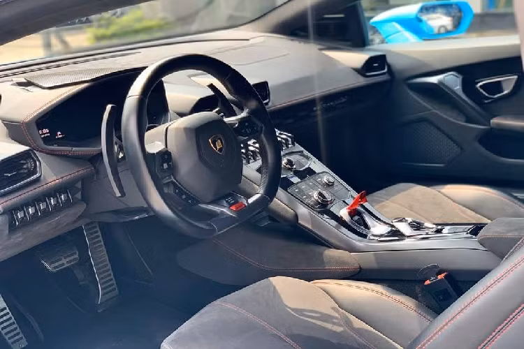 Màu sắc xanh Baby Blue mang đến ngoại hình tươi mới hơn cho siêu xe Lamborghini Huracan LP580-2 có màu sơn nguyên bản là đỏ này. Không những thế, để tạo điểm nhấn cho bộ áo mới này, ở phần nắp khoang hành lý của siêu xe Lamborghini Huracan LP580-2 mới đổi màu sơn sang Baby Blue còn có 3 sọc màu xanh lá cây, trắng và đỏ tượng trưng cho Quốc kỳ Ý.