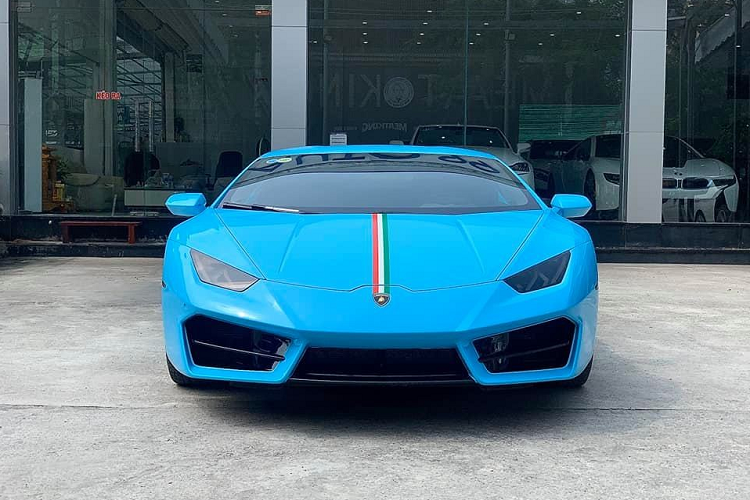Sau khoảng hơn một năm lăn bánh tại Thủ Đô cùng thiếu gia này, chiếc siêu xe Lamborghini Huracan LP580-2 đầu tiên về Việt Nam nhanh chóng được bán lại cho chủ mới cũng là một doanh nhân ở Hà Nội. Và chỉ nửa năm sau đó thôi, người này đã đem chiếc Lamborghini Huracan dẫn động cầu sau vào trong Nam và bán cho một doanh nhân ở Sài thành trước khi quay trở lại Hà Nội.