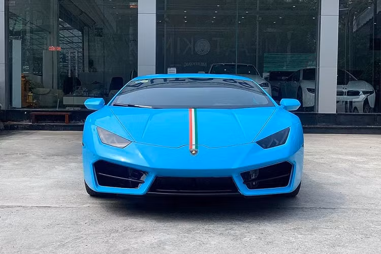 Sau khoảng hơn một năm lăn bánh tại Thủ Đô cùng thiếu gia này, chiếc siêu xe Lamborghini Huracan LP580-2 đầu tiên về Việt Nam nhanh chóng được bán lại cho chủ mới cũng là một doanh nhân ở Hà Nội. Và chỉ nửa năm sau đó thôi, người này đã đem chiếc Lamborghini Huracan dẫn động cầu sau vào trong Nam và bán cho một doanh nhân ở Sài thành trước khi quay trở lại Hà Nội.