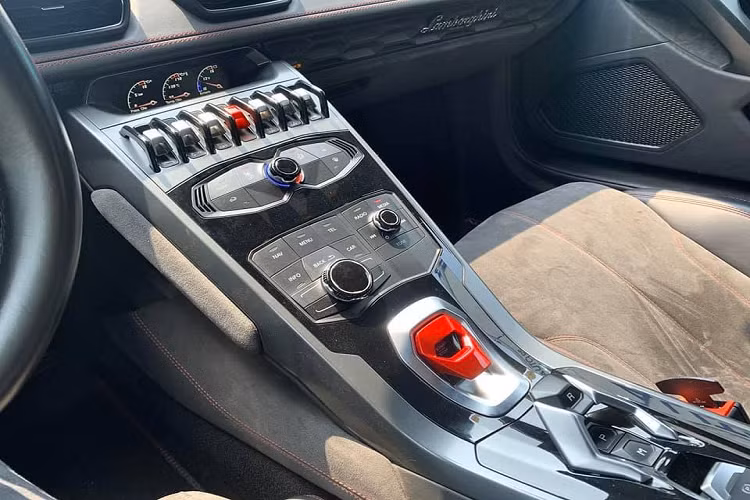 Điểm ấn tượng khác trên chiếc siêu xe Lamborghini Huracan LP580-2 mới đổi màu sơn sang Baby Blue còn phải kể đến cánh gió đuôi siêu to và siêu khổng lồ bằng carbon. Chi tiết này ngoài việc mang đến diện mạo ấn tượng hơn cho siêu bò còn giúp xe có tính khí động học tốt hơn trước.