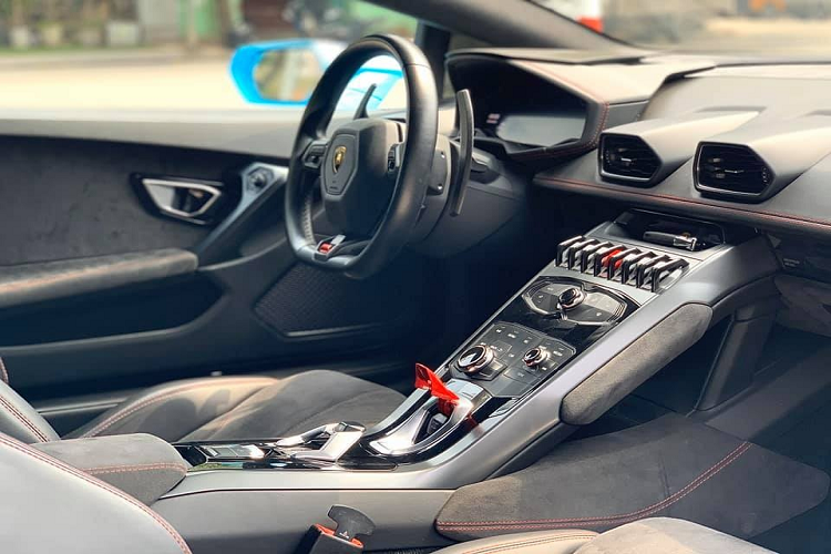 Có hơn 50 chiếc siêu xe tại Việt Nam đã được thay áo bằng các màu sắc rất nổi bật bằng đề-can như màu crôm, màu nhám hay bộ áo tán sắc... Mới đây nhất, một chiếc siêu xe Lamborghini Huracan xuất hiện ở Hà Nội với màu xanh tuyệt đẹp ở ngoại thất làm bao người phải say đắm.