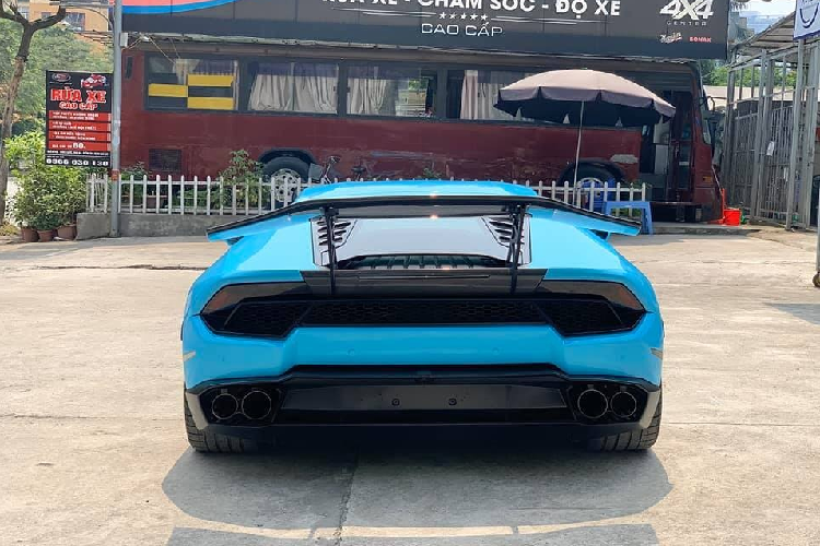 Chiếc siêu xe Lamborghini Huracan phiên bản dẫn động cầu sau trong bài viết này có tiểu sử khá hoành tráng, ban đầu xe được nhập khẩu về nước theo diện chính hãng và được em trai của MC Ngọc Trinh rước về nhà với mức giá mua được đồn đoán là 16,5 tỷ đồng.