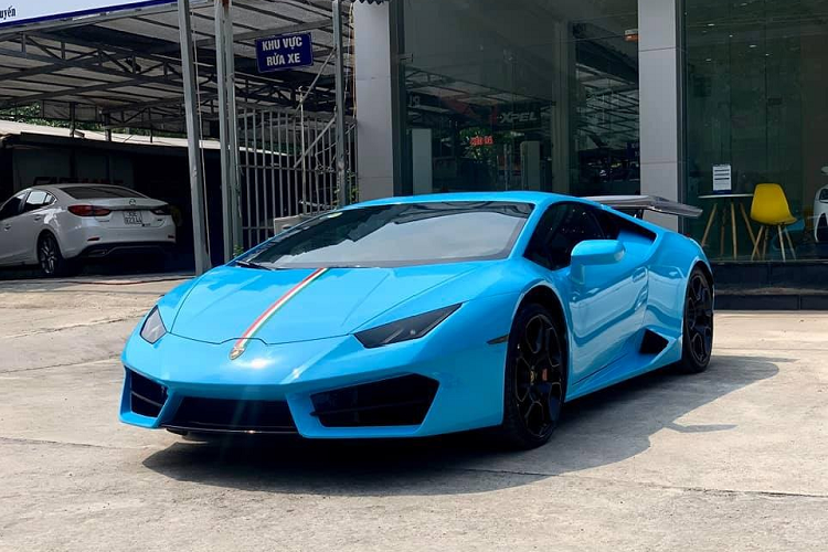 Màu sơn trên những chiếc siêu xe Lamborghini Huracan quyết định cá tính cũng như sự sành điệu, có những màu sắc không có trong bảng màu tiêu chuẩn của các hãng vì thế, họ luôn có một bộ phận gọi là cá nhân hoá, tức tạo ra những chiếc xe phù hợp với yêu cầu của thượng đế. Nếu chẳng may bạn mua một chiếc siêu xe đã qua sử dụng và không thích màu gốc của xe, đừng lo, việc thay áo đơn giản với phương pháp dán đề-can.
