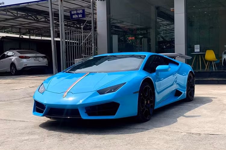 Màu sơn trên những chiếc siêu xe Lamborghini Huracan quyết định cá tính cũng như sự sành điệu, có những màu sắc không có trong bảng màu tiêu chuẩn của các hãng vì thế, họ luôn có một bộ phận gọi là cá nhân hoá, tức tạo ra những chiếc xe phù hợp với yêu cầu của thượng đế. Nếu chẳng may bạn mua một chiếc siêu xe đã qua sử dụng và không thích màu gốc của xe, đừng lo, việc thay áo đơn giản với phương pháp dán đề-can.