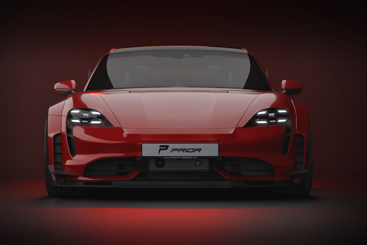 Siêu xe điện Porsche Taycan được trang bị phần cản trước mới với thiết kế góc cạnh, thêm vào đó chính là hai cánh lướt gió mang nhỏ được đính ở hai bên xe. Đồng thời, Prior Design đã đem tới cho chiếc xe bộ líp trước, líp hông giúp hoàn thiện thêm vẻ bề ngoài cho phiên bản độ đầy hầm hố này. Thương hiệu đã đem đến cho Taycan nắp capo mới với hai hốc gió cùng thiết kế góc cạnh.