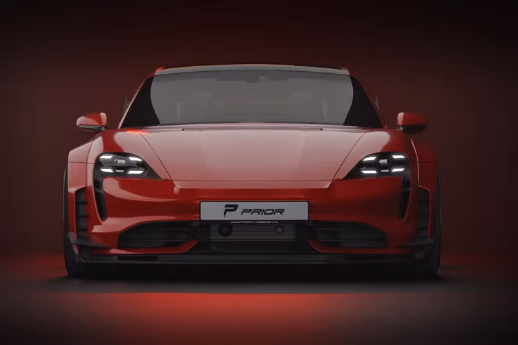 Siêu xe điện Porsche Taycan được trang bị phần cản trước mới với thiết kế góc cạnh, thêm vào đó chính là hai cánh lướt gió mang nhỏ được đính ở hai bên xe. Đồng thời, Prior Design đã đem tới cho chiếc xe bộ líp trước, líp hông giúp hoàn thiện thêm vẻ bề ngoài cho phiên bản độ đầy hầm hố này. Thương hiệu đã đem đến cho Taycan nắp capo mới với hai hốc gió cùng thiết kế góc cạnh.