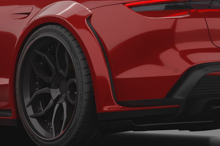 Ở phần thân xe, các ốp thân rộng đem đến những thiết kế ăn nhập với vẻ ngoài của xe. Thương hiệu cũng trang bị cho xe phần líp hông cũng như một bộ mâm 5 chấu kép có kích thước lên đến 22 inch được sơn màu đen. Ở khu vực cản sau, xe được gắn thêm bộ khuếch tán gió cũng như một cánh gió cỡ lớn, giúp hoàn thiện vẻ bề ngoài của gói độ.