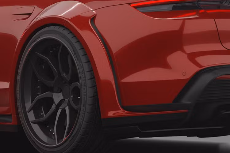 Ở phần thân xe, các ốp thân rộng đem đến những thiết kế ăn nhập với vẻ ngoài của xe. Thương hiệu cũng trang bị cho xe phần líp hông cũng như một bộ mâm 5 chấu kép có kích thước lên đến 22 inch được sơn màu đen. Ở khu vực cản sau, xe được gắn thêm bộ khuếch tán gió cũng như một cánh gió cỡ lớn, giúp hoàn thiện vẻ bề ngoài của gói độ.
