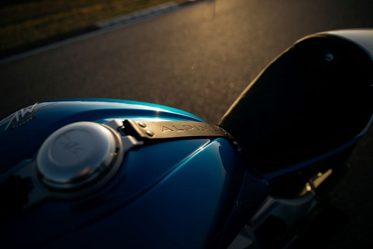 Nếu điều đó vẫn chưa đủ, MV Agusta còn cung cấp một bộ kit nâng cấp hiệu suất, gồm việc sửa đổi ECU và lên đời ống xả Arrow, giúp chiếc mô tô thể thao mạnh tới 151 mã lực. Dù có sức mạnh ra sao, Agusta Superveloce Alpine cũng có tốc độ tối đa 240 km/h.