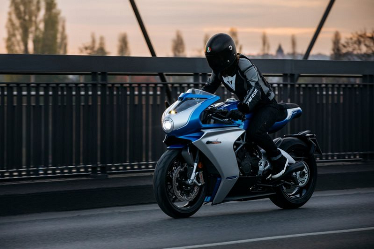 Các điểm nổi bật khác trên siêu môtô Agusta Superveloce Alpine gồm yên bọc da Alcantara màu đen với đường chỉ khâu màu xanh lam tạo sự tương phản thú vị. Họa tiết cờ Pháp và Ý xuất hiện ở hai bên chắn bùn trước cũng rất ấn tượng.