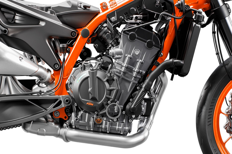 Duke 890 R 2020 được trang bị hệ thống động cơ có dung tích 890 cc, sản sinh công suất 121 mã lực tại 9.250 vòng/phút, mô-men xoắn cực đại 99 Nm tại 7.750 vòng/phút. Mức tiêu thụ nhiên liệu hỗn hợp 4,74 lít/100 km.