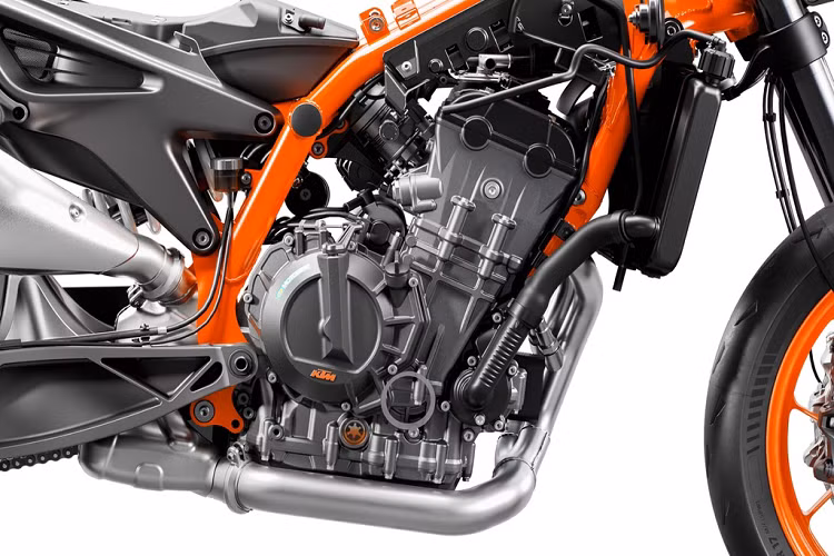 Duke 890 R 2020 được trang bị hệ thống động cơ có dung tích 890 cc, sản sinh công suất 121 mã lực tại 9.250 vòng/phút, mô-men xoắn cực đại 99 Nm tại 7.750 vòng/phút. Mức tiêu thụ nhiên liệu hỗn hợp 4,74 lít/100 km.