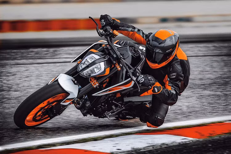 Tại thị trường Mỹ, KTM phân phối Duke 890 R 2020 với mức giá 11.699 USD (tương đương 247,2 triệu đồng). Với giá bán của thế hệ 790 trước đây, chúng ta hoàn toàn có thể dự đoán mức giá xe KTM 890 Duke R tại Việt Nam khoảng 500 triệu đồng.