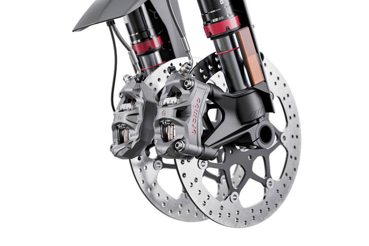 Hệ thống phanh là điểm khác biệt lớn nhất giữa Duke 890 R 2020 và các mẫu xe còn lại của KTM. Phanh trước dùng đĩa phanh kép 320 mm kết hợp cùng kẹp phanh 4 piston Brembo Stylema, cùm phanh Brembo mang mã MCS.