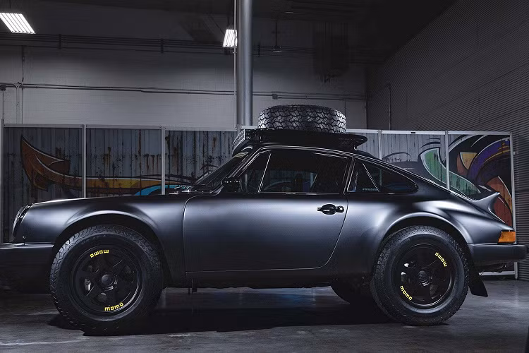 Nếu như khi nhắc đến hãng độ RUF, người ta thường nghĩ ngay đến một hãng xe chuyên cải biến các dòng siêu xe Porsche 911 mang đậm phong cách của mình, nổi danh với chiếc CTR Yellow Bird. Thì khi nhắc đến xưởng độ Kelly-Moss Road and Race (KMR), giới mộ điệu ắt hẳn sẽ nhớ đến bản độ off-road Porsche 911 Safari đầu tiên có khả năng tải cả một chiếc 911 GT3 trên nóc xe mà hãng này giới thiệu vào tháng 8 năm ngoái.